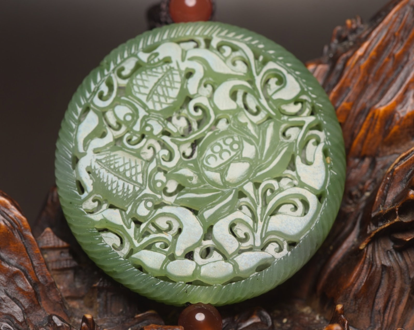 An Exquisite Jasper Flower Pattern Pendant - 2