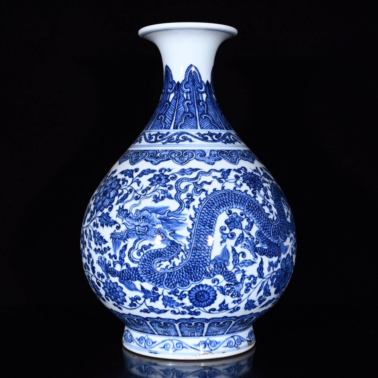 An Exquisite Blue and White Dragon and Phoenix Pattern Vase: An Exquisite Blue and White Dragon and Phoenix Pattern Vase,Qing Dynasty,China,Qianlong Six-character Mark,Size:13.4inx9.1in 青花龙凤纹瓶,中国清&#