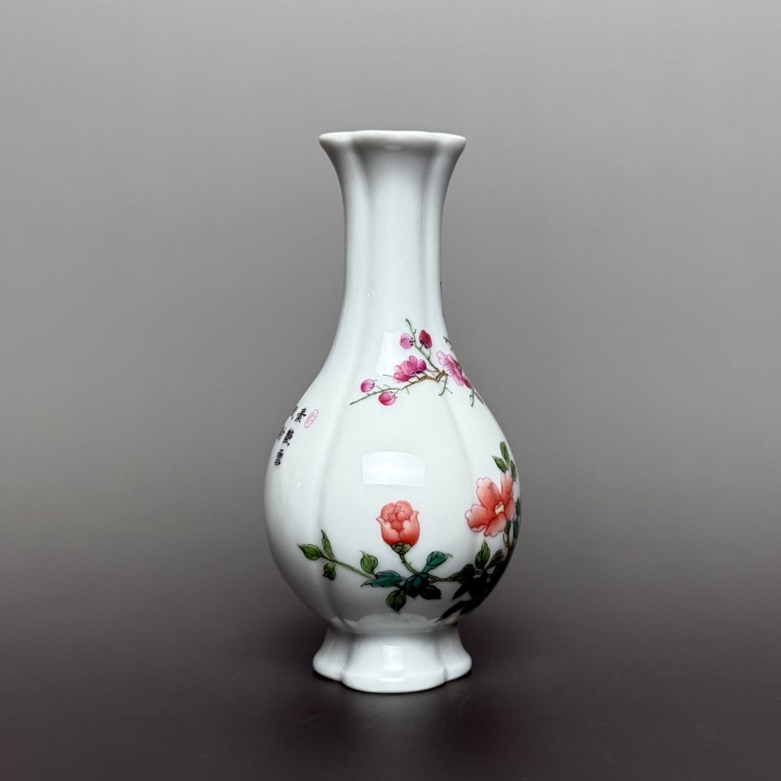 An Exquisite Enamel Flower and Bird Pattern Vase,With Poem: An Exquisite Enamel Flower and Bird Pattern Vase,With Poem,Qing Dynasty, China,Qianlong Four-character Mark,Size:4.2inx2.4in 珐琅彩花鸟纹瓶,带诗&#