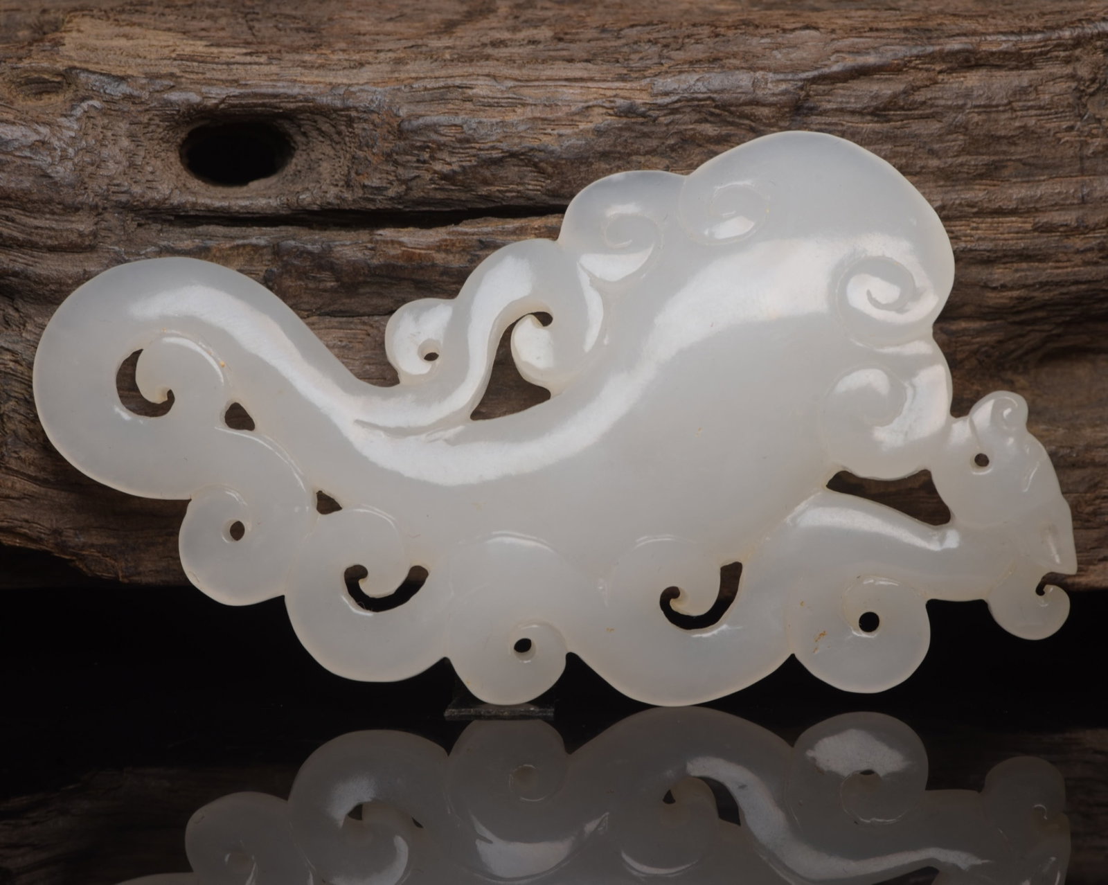 An Exquisite White Jade Auspicious Cloud Pattern Pendant (1 of 9)