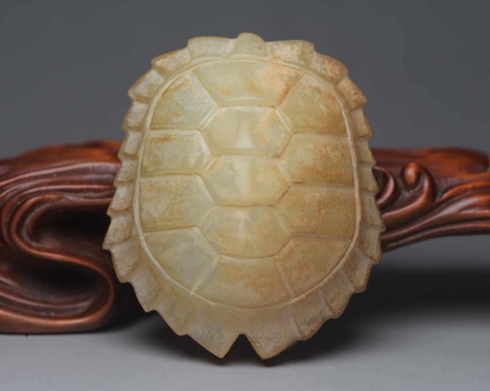 An Exquisite White Jade Turtle Shell Ornament: An Exquisite White Jade Turtle Shell Ornament,Qing Dynasty,China,Size:2.5inx2.2inx1in,Weight:123g 白玉龟壳摆件,中国清代