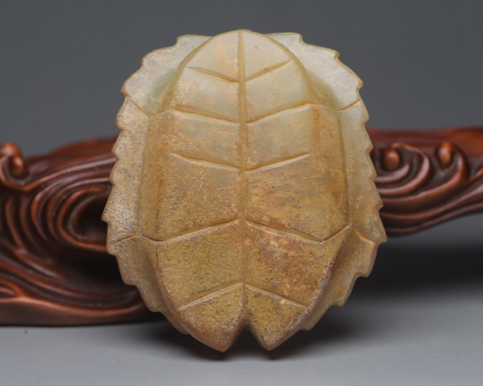 An Exquisite White Jade Turtle Shell Ornament - 2