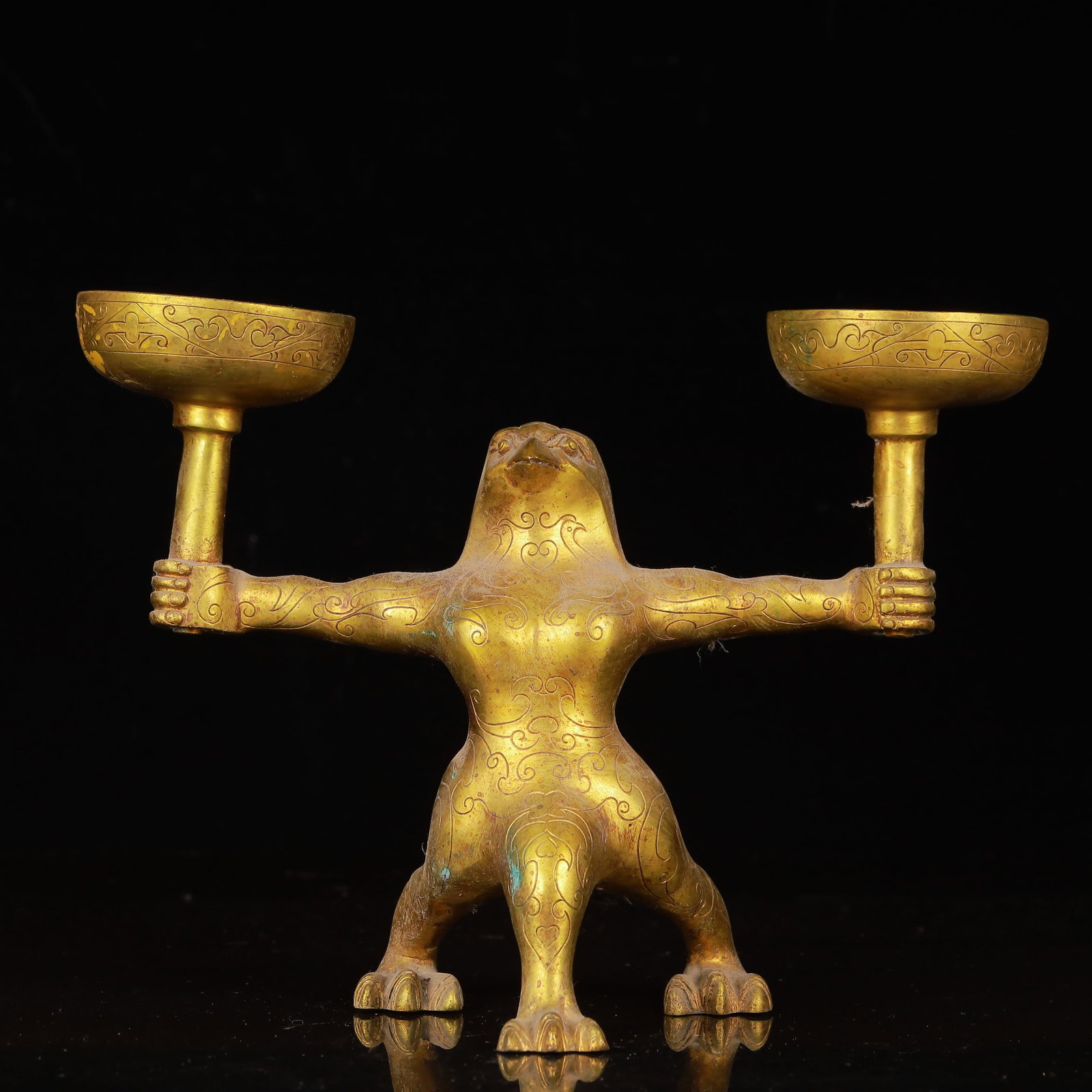 An Exquisite Gilt Bronze Lotus Pattern Auspicious Beast??: An Exquisite Gilt Bronze Lotus Pattern Auspicious Beast灯台,Qing Dynasty,China,Size:9.1inx4.3inx6.7in,Weight:2060g