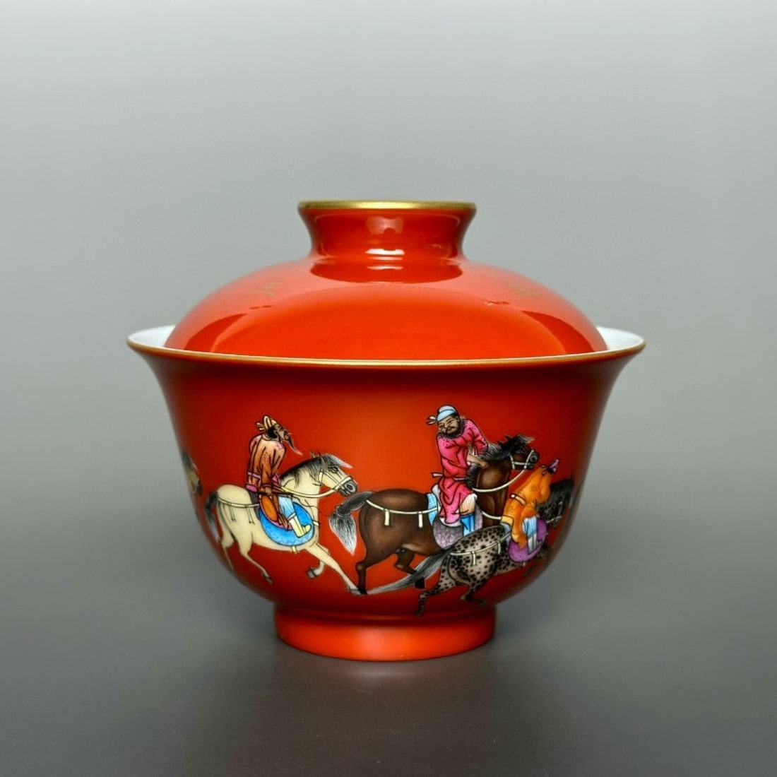 An Exquisite Famille-Rose Figure Pattern With Cover Bowl: An Exquisite Famille-Rose Figure Pattern With Cover Bowl,Qing Dynasty, China,Yongzheng Four-character Mark,Size:4inx3.5in 粉彩人物纹带盖碗,中Þ