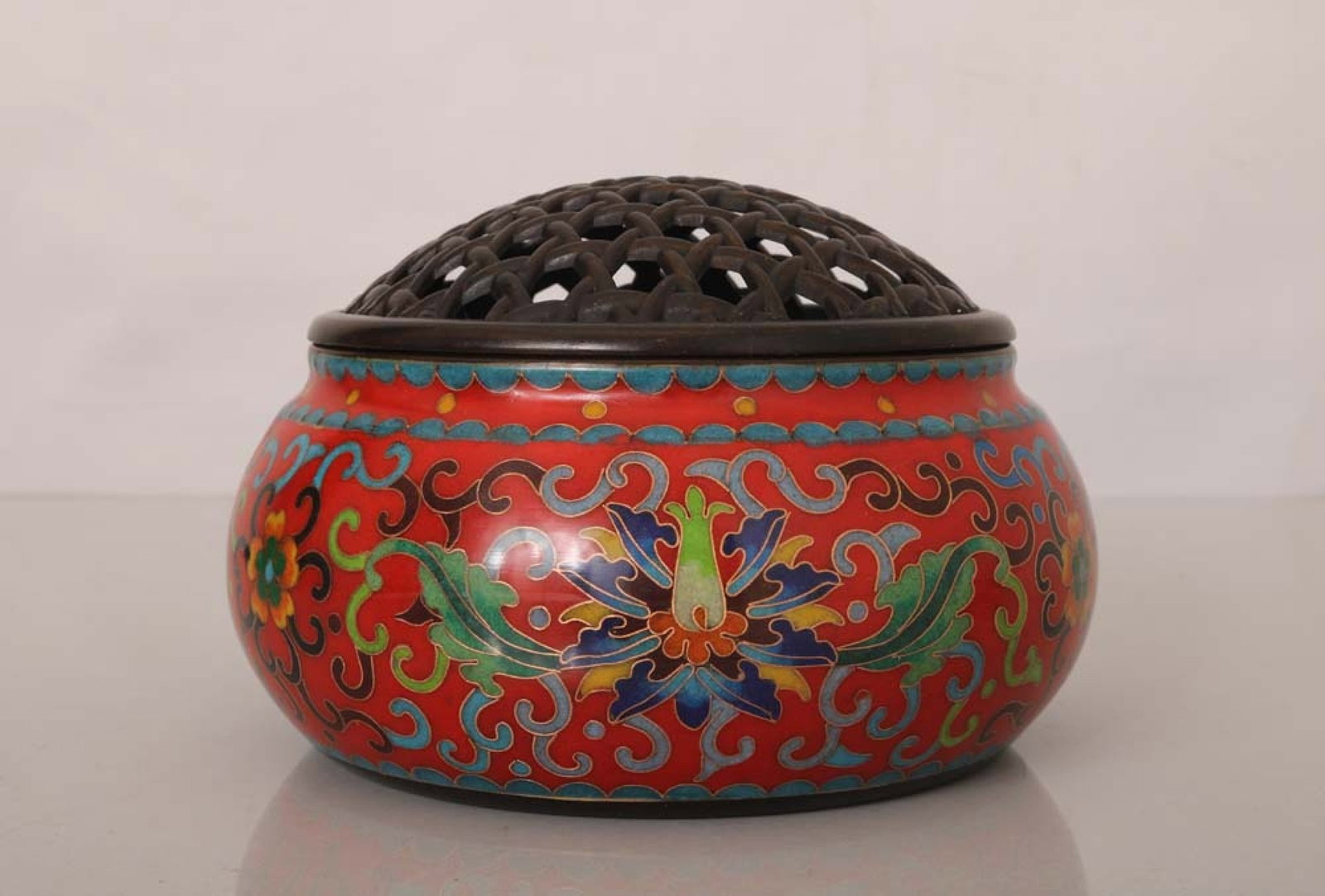 An Exquisite Cloisonne Flower Pattern Censer: An Exquisite Cloisonne Flower Pattern Censer,Qing Dynasty,China,Qianlong Four-Character Mark,Size:4.3inx6.3in,Weight:1320g 景泰蓝花卉纹香炉,中