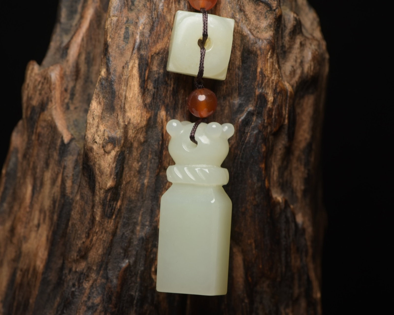 An Exquisite White Jade Seal: An Exquisite White Jade Seal,Qing Dynasty,China,Size:3inx0.6inx0.5in,Weight:38g 白玉印章,中国清代