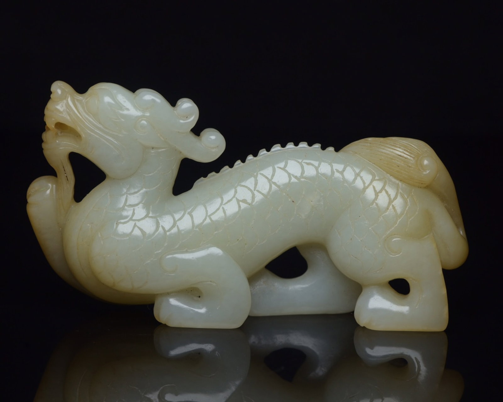 An Exquisite White Jade Dragon Ornament: An Exquisite White Jade Dragon Ornament,Qing Dynasty,China,Size:3.5inx1.9inx0.7in,Weight:86g 白玉龙摆件,中国清代