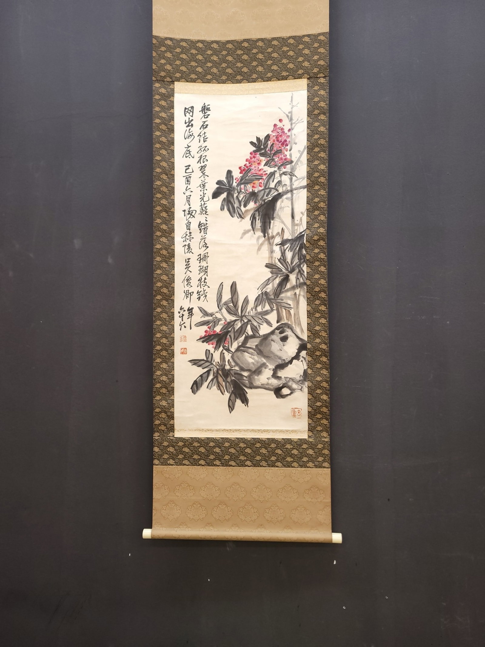 A Chinese Vertical Scroll Ink Painting of Flower on Paper: A Chinese Vertical Scroll Ink Painting of Flower on Paper,Wu Changshuo,Size:15.9inx40.2in 一幅中国水墨花卉画立轴,吴昌Ĵ