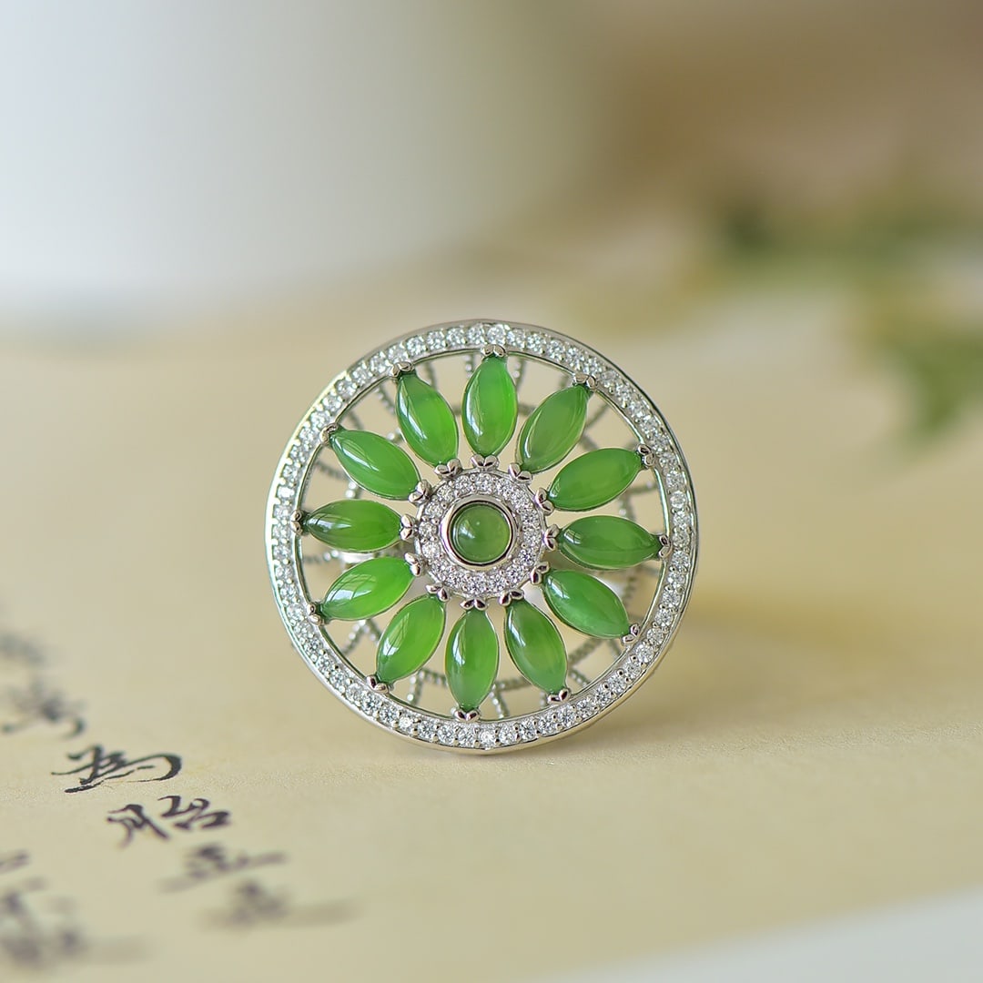 An Exquisite Sterling Silver Inlaid Jasper Ring,Inlaid Diamond: An Exquisite Sterling Silver Inlaid Jasper Ring,Inlaid Diamond,Size:0.1inx0.2in 纯银镶碧玉戒指,嵌钻石