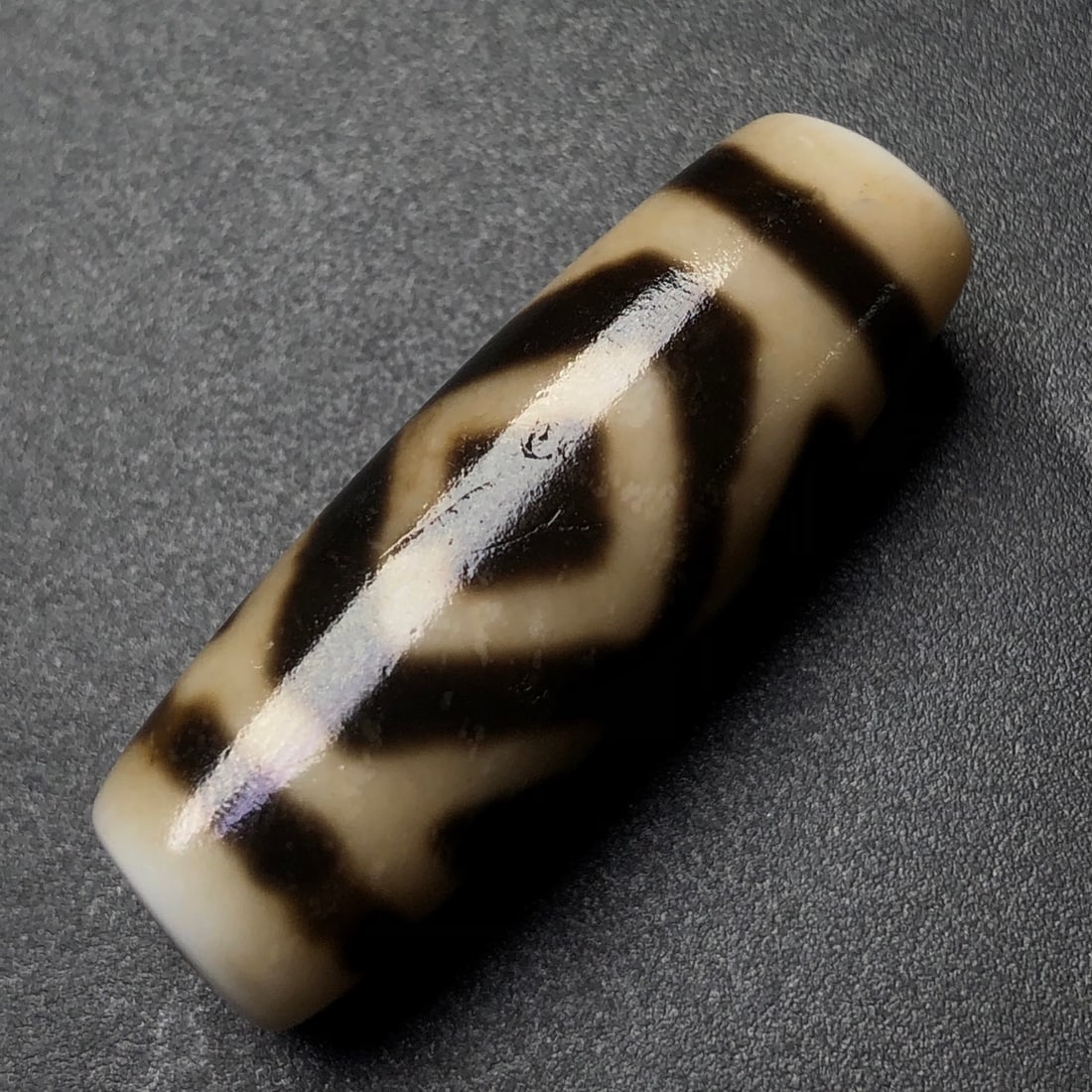 An Exquisite Dzi Bead Pendant: An Exquisite Dzi Bead Pendant,Size:1.5inx0.5in,Weight:9.4g 天珠挂件