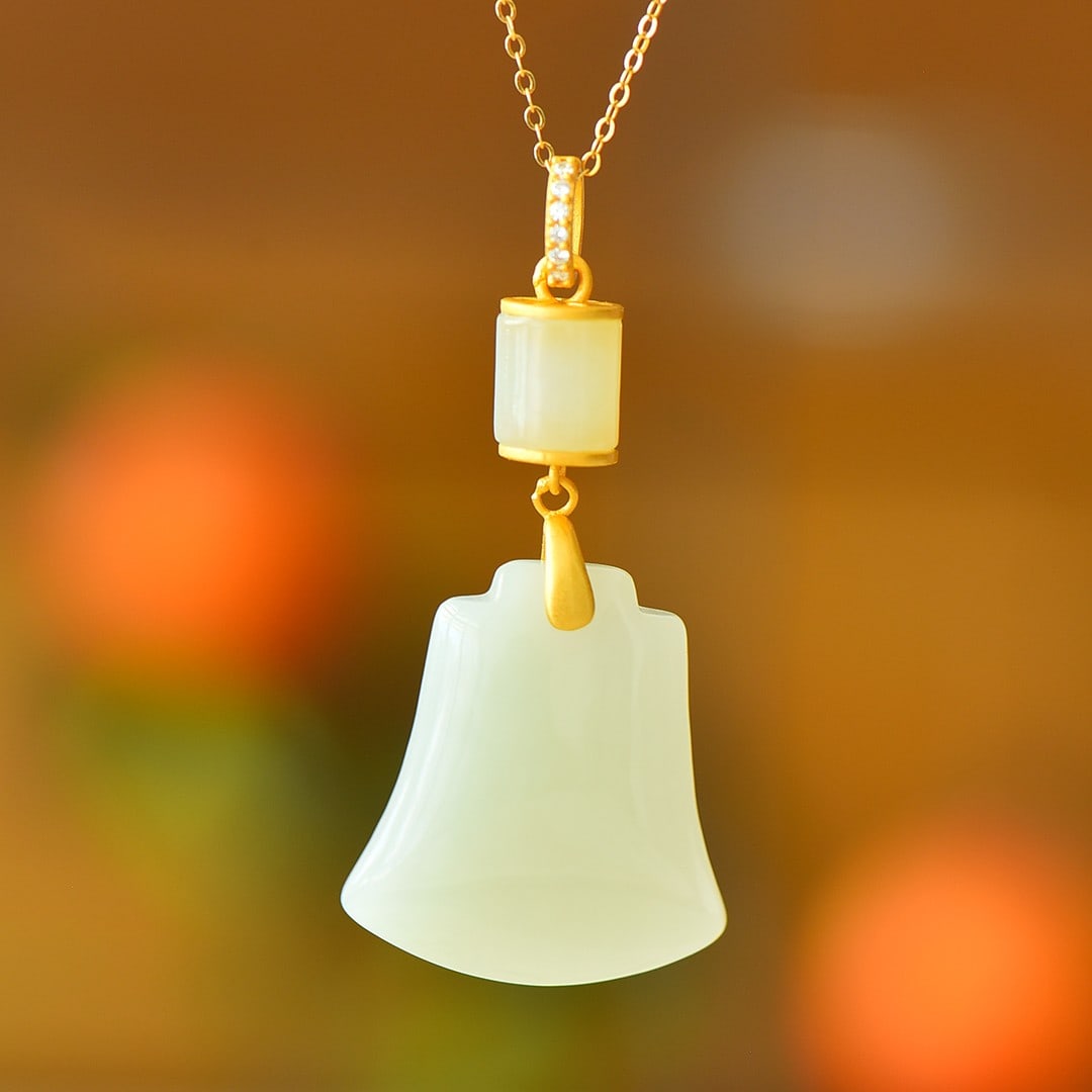 An Exquisite Sterling Silver-Gold Plated Inlaid White Jade Pendant: An Exquisite Sterling Silver-Gold Plated Inlaid White Jade Pendant,Size:1inx1.1in 纯银镀金镶白玉吊坠