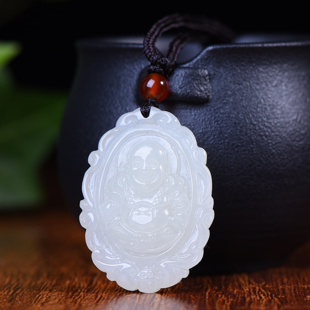 An Exquisite White Jade Buddha Pattern Pendant: An Exquisite White Jade Buddha Pattern Pendant,Size:1.1inx1.5in (寓意)吉祥 心怀天下 能容天下事 白玉佛