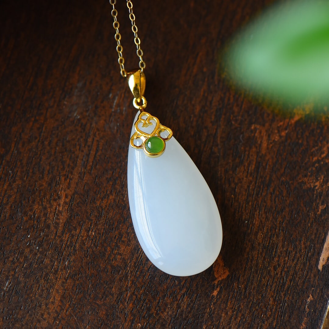 An Exquisite Sterling Silver-Gold Plated Inlaid White Jade Necklace,Inlaid Jasper: An Exquisite Sterling Silver-Gold Plated Inlaid White Jade Necklace,Inlaid Jasper,Size:0.6inx1.6in 纯银镀金镶白玉项链,嵌碧玉