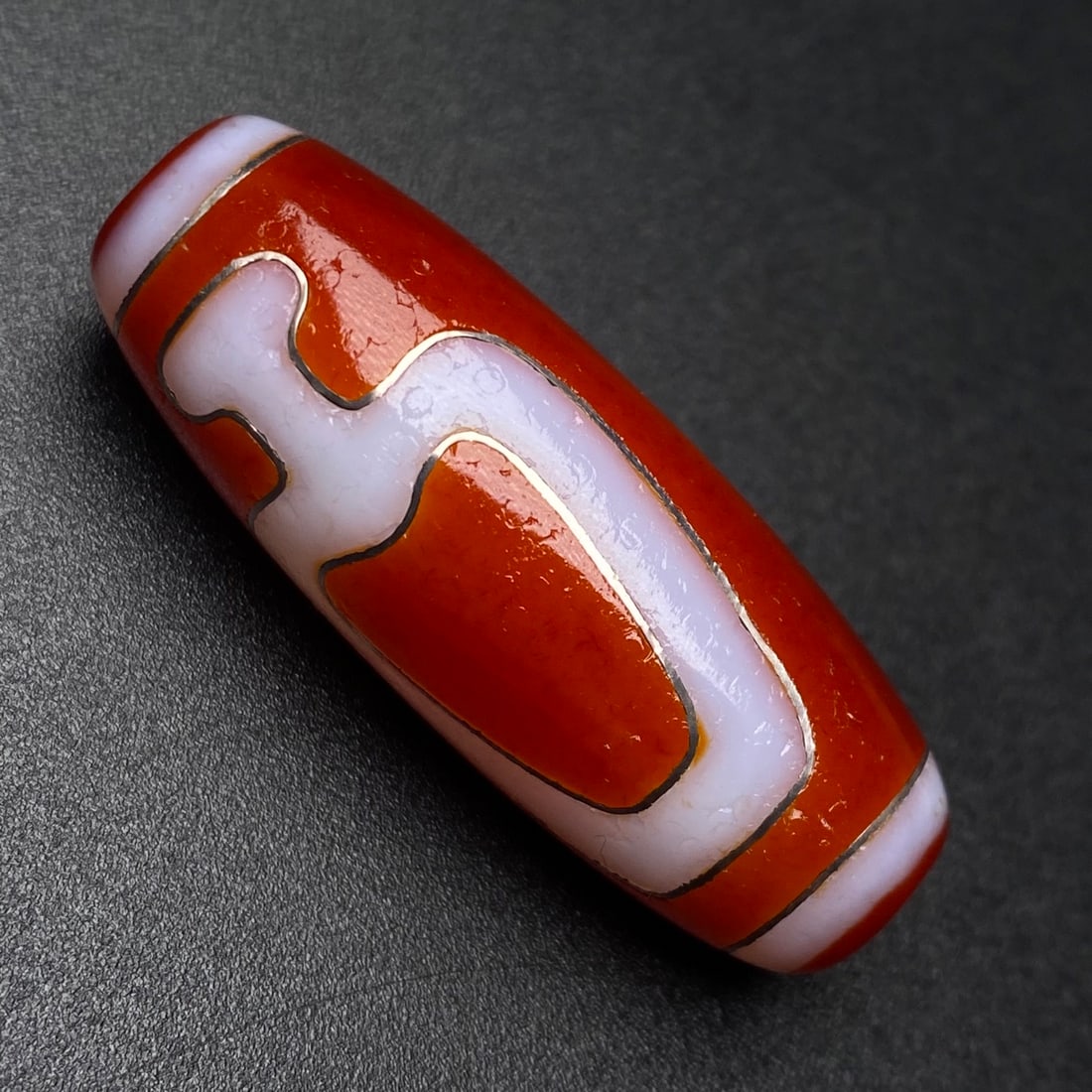 An Exquisite Dzi Bead Inlaid Silver Pendant: An Exquisite Dzi Bead Inlaid Silver Pendant,Size:1.6inx0.6in,Weight:14.5g 天珠嵌银挂件