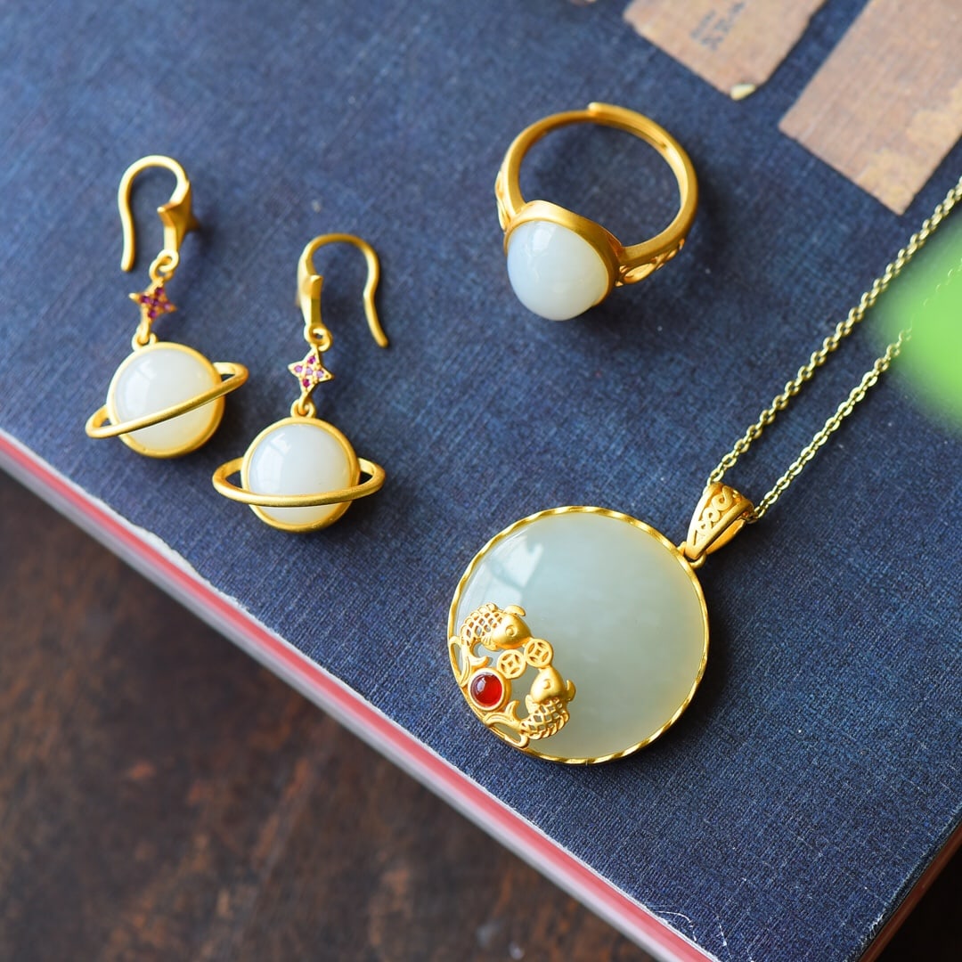 A Set of Fine Sterling Silver-Gold Plated Inlaid White Jade Jewelry: A Set of Fine Sterling Silver-Gold Plated Inlaid White Jade Jewelry,Size:(Necklace)1inx1.3in,(Ring)0.5inx0.6in,(Earring)0.7inx1.3in 一套纯银镀金镶白