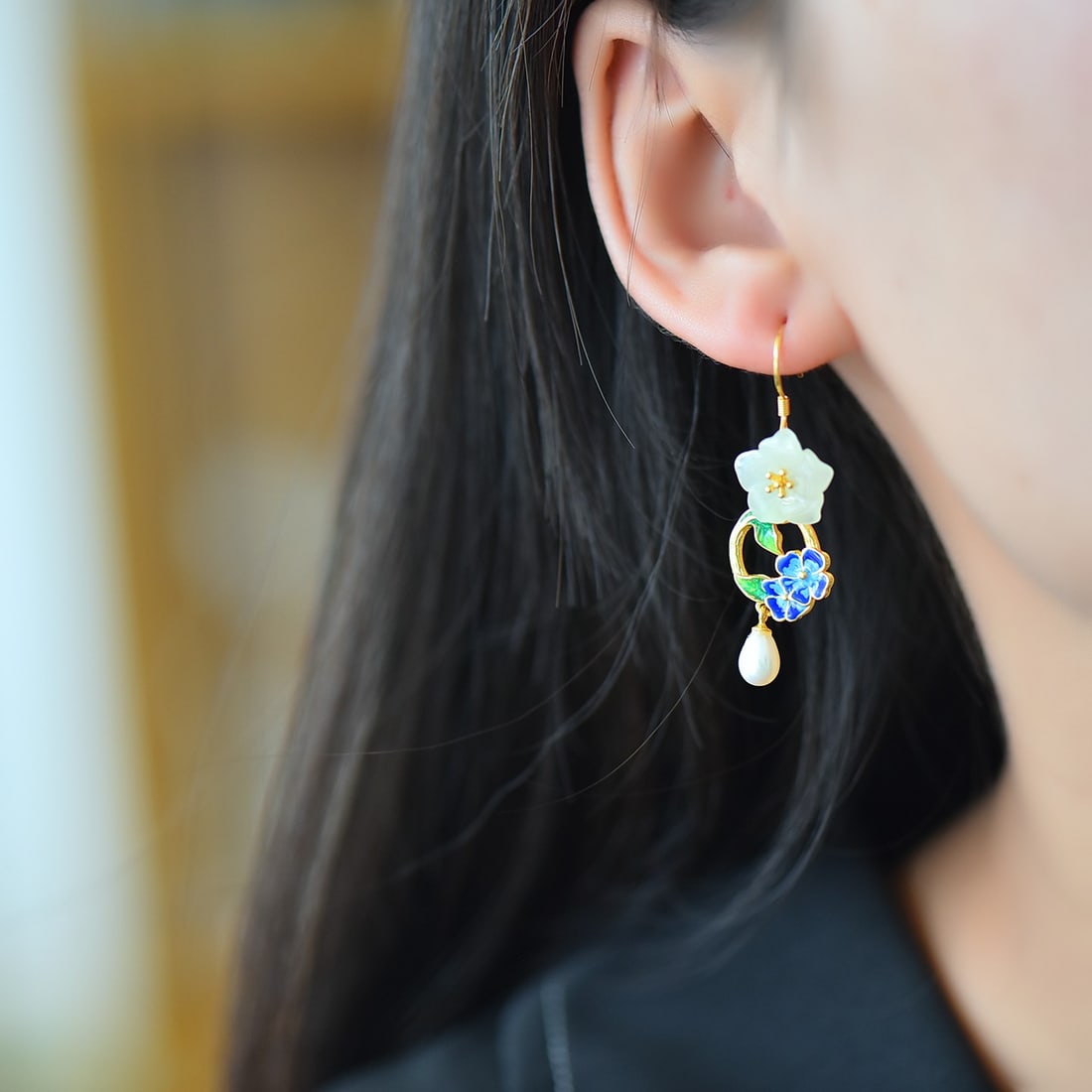 A Pair of Exquisite Sterling Silver-Gold Plated Inlaid White Jade Earrings: A Pair of Exquisite Sterling Silver-Gold Plated Inlaid White Jade Earrings,Size:0.5inx0.5in 一对纯银镀金镶白玉耳环