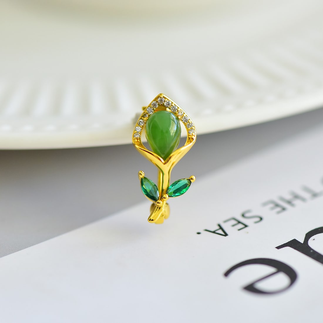 An Exquisite Sterling Silver-Gold Plated Inlaid Jasper Brooch,Inlaid Diamond: An Exquisite Sterling Silver-Gold Plated Inlaid Jasper Brooch,Inlaid Diamond,Size:0.2inx0.3in 纯银镀金镶碧玉胸针,嵌钻石