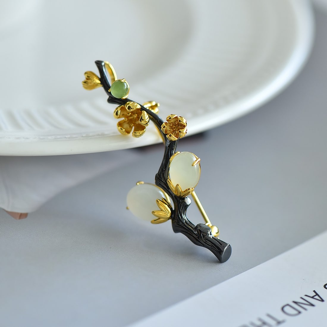 An Exquisite Sterling Silver-Gold Plated Inlaid White Jade Plum Blossom Brooch: An Exquisite Sterling Silver-Gold Plated Inlaid White Jade Plum Blossom Brooch,Size:0.3inx0.4in 纯银镀金镶白玉梅花胸针