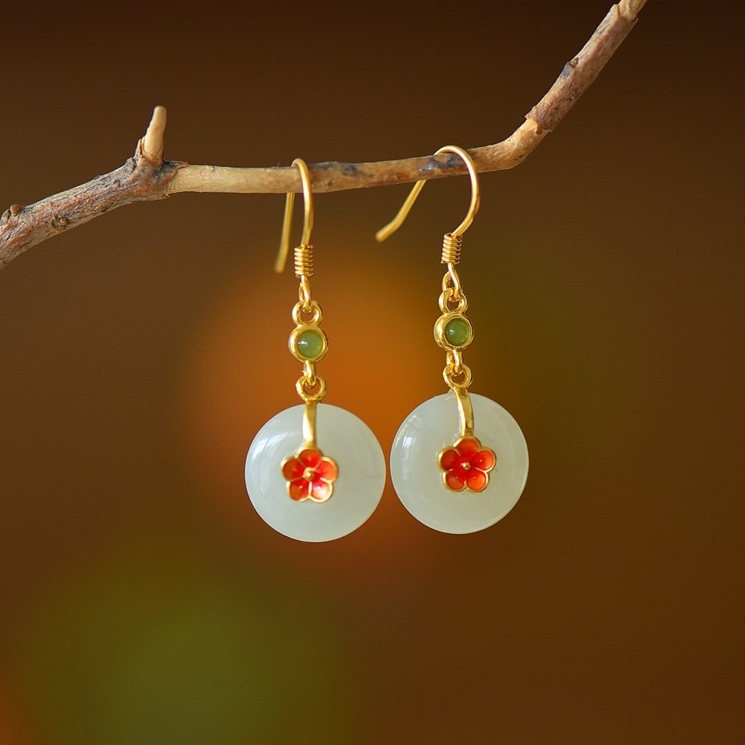 A Pair of Exquisite Sterling Silver-Gold Plated Inlaid White Jade Enamel Earrings: A Pair of Exquisite Sterling Silver-Gold Plated Inlaid White Jade Enamel Earrings,Size:0.5inx0.5in 一对纯银镀金镶白玉珐琅耳Ĩ
