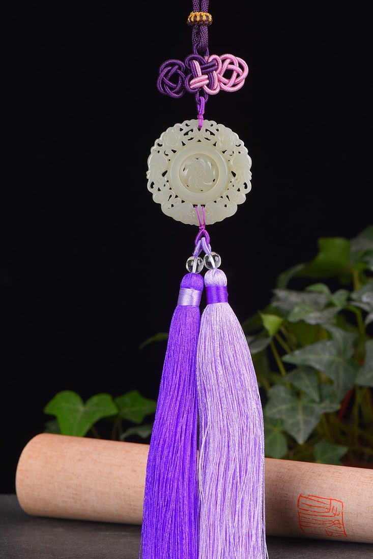 An Exquisite White Jade Hollow Flower Pattern Pendant: An Exquisite White Jade Hollow Flower Pattern Pendant,Size:2inx2in (寓意)吉祥 时尚大气