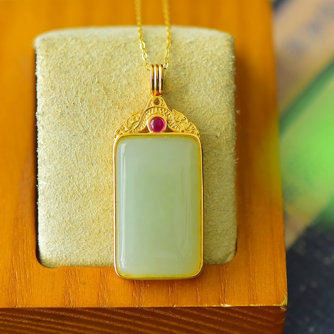 An Exquisite Sterling Silver-Gold Plated Inlaid Green Jade Necklace: An Exquisite Sterling Silver-Gold Plated Inlaid Green Jade Necklace,Size:0.6inx1.5in 纯银镀金镶青玉项链