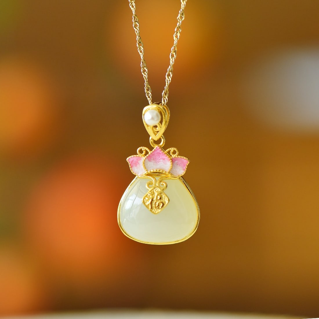 An Exquisite Sterling Silver-Gold Plated Inlaid White Jade Pendant,Inlaid Pearls: An Exquisite Sterling Silver-Gold Plated Inlaid White Jade Pendant,Inlaid Pearls,Size:0.5inx0.6in 纯银镀金镶白玉吊坠,嵌珍珠
