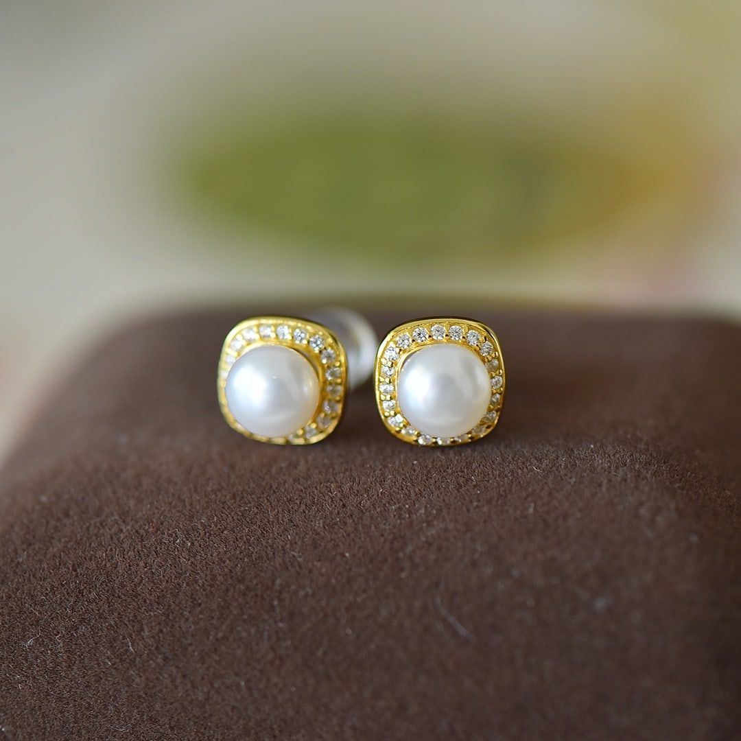 A Pair of Exquisite Sterling Silver-Gold Plated Inlaid Pearl Earrings: A Pair of Exquisite Sterling Silver-Gold Plated Inlaid Pearl Earrings,Size:0.2inx0.2in 一对纯银镀金镶珍珠耳钉