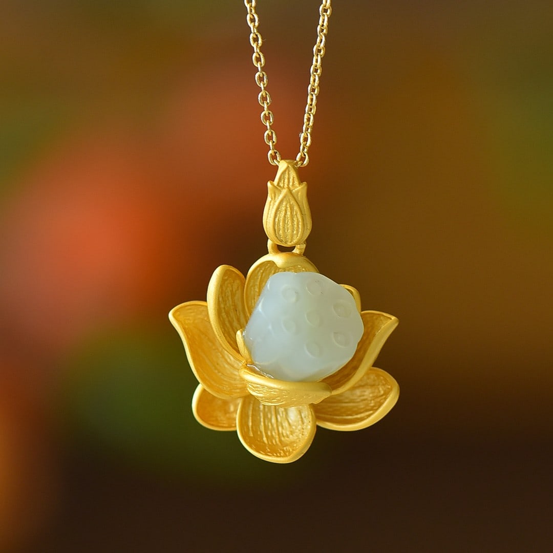An Exquisite Sterling Silver-Gold Plated Inlaid White Jade Pendant: An Exquisite Sterling Silver-Gold Plated Inlaid White Jade Pendant,Size:0.5inx0.5in 纯银镀金镶白玉吊坠
