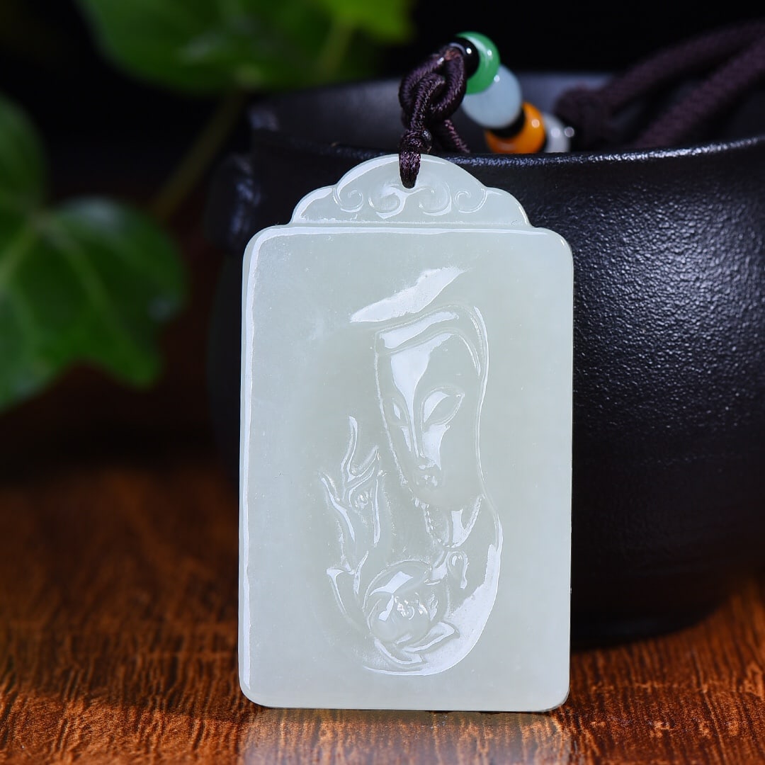 An Exquisite White Jade Avalokitesvara Pattern Pendant: An Exquisite White Jade Avalokitesvara Pattern Pendant,Size:1.2inx2in (寓意)吉祥 保佑一切顺利