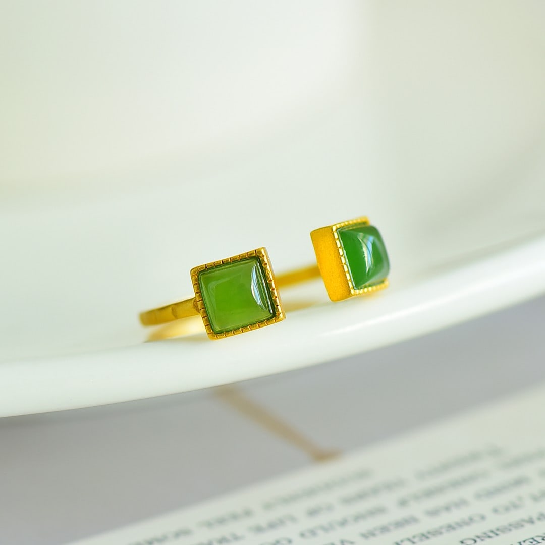 An Exquisite Sterling Silver-Gold Plated Inlaid Jasper Ring: An Exquisite Sterling Silver-Gold Plated Inlaid Jasper Ring,Size:0.2inx0.2in 纯银镀金镶碧玉戒指