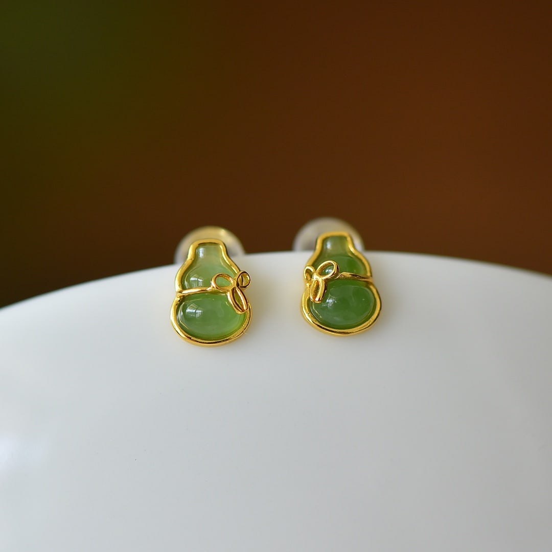 A Pair of Exquisite Sterling Silver-Gold Plated Inlaid Jasper Earrings: A Pair of Exquisite Sterling Silver-Gold Plated Inlaid Jasper Earrings,Size:0.2inx0.3in 一对纯银镀金镶碧玉耳环