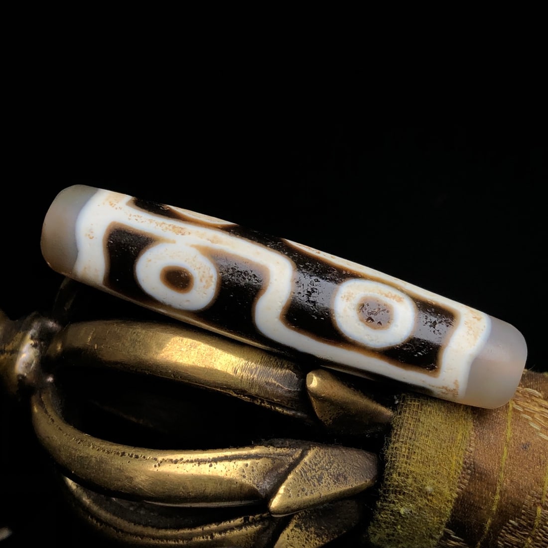 An Exquisite Dzi Bead Pendant: An Exquisite Dzi Bead Pendant,Size:2.2inx0.5in,Weight:16.1g 天珠挂件