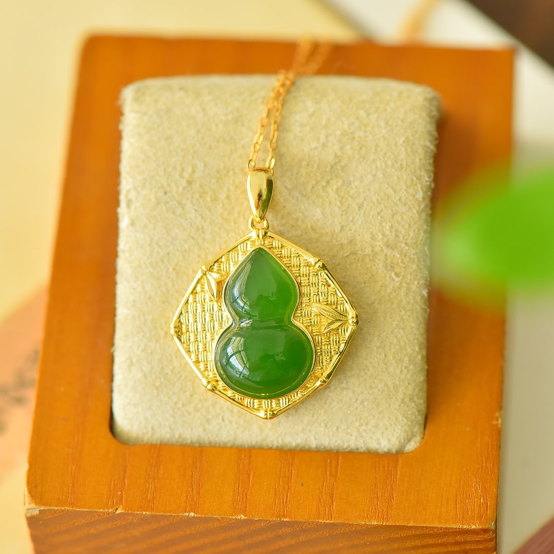 An Exquisite Sterling Silver-Gold Plated Inlaid Jasper Necklace: An Exquisite Sterling Silver-Gold Plated Inlaid Jasper Necklace,Size:0.9inx1.1in 纯银镀金镶碧玉项链
