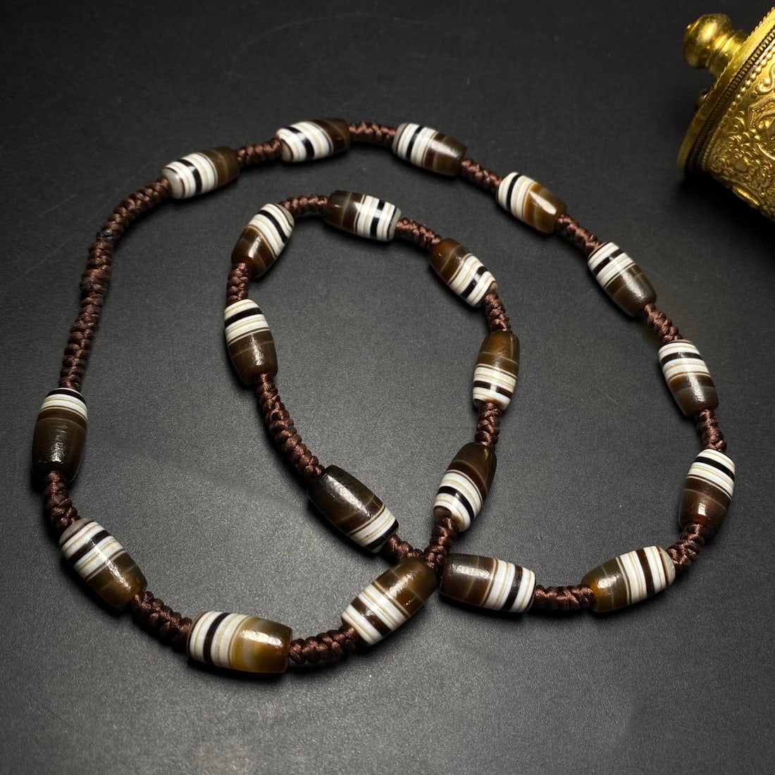 A Precious Dzi Bead Necklace: A Precious Dzi Bead Necklace,Size:0.7inx0.4in*20 天珠项链