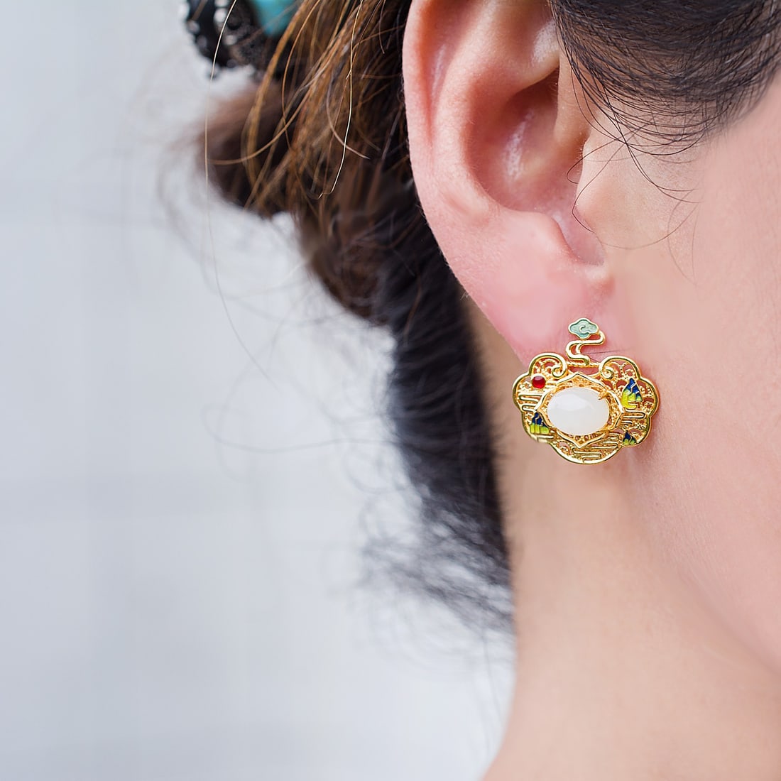 A Pair of Exquisite Sterling Silver-Gold Plated Inlaid White Jade Enamel Earrings: A Pair of Exquisite Sterling Silver-Gold Plated Inlaid White Jade Enamel Earrings,Size:0.2inx0.3in 一对纯银镀金镶白玉珐琅耳Ĩ