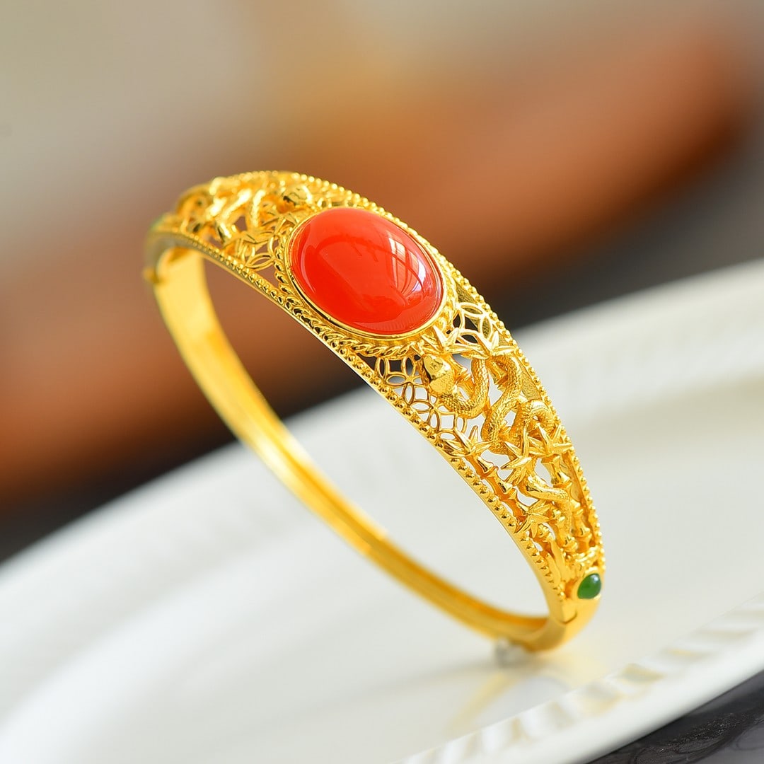 An Exquisite Sterling Silver-Gold Plated Inlaid Agate Bracelets: An Exquisite Sterling Silver-Gold Plated Inlaid Agate Bracelets,Size:0.5inx0.7in 纯银镀金镶玛瑙手镯