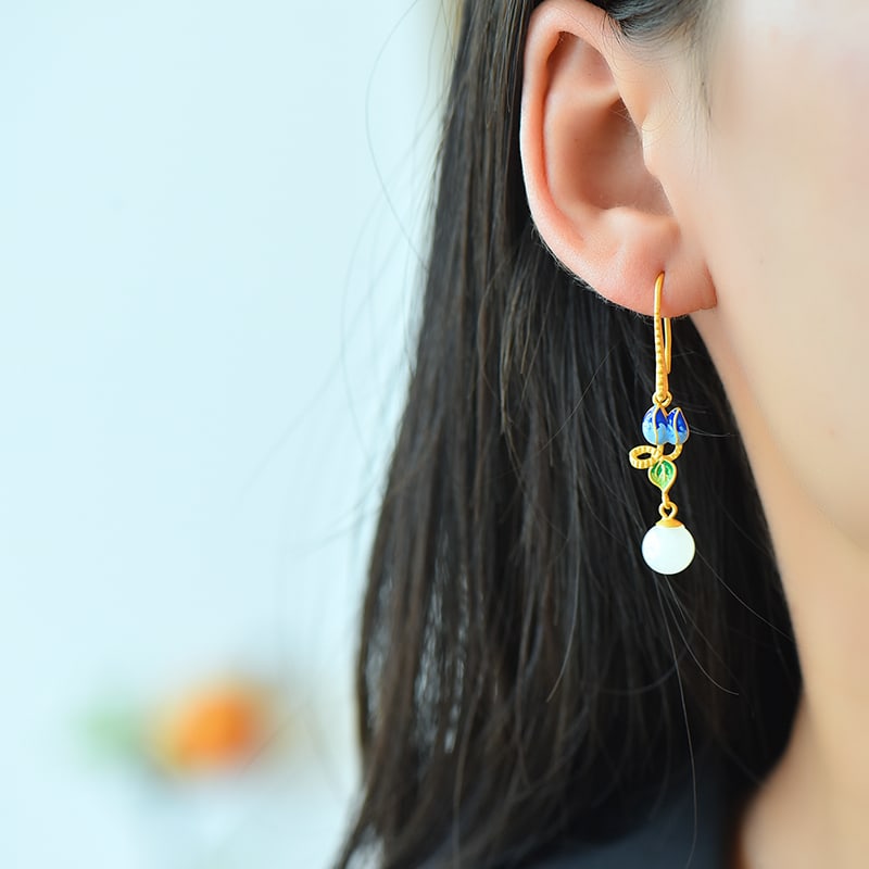 A Pair of Exquisite Sterling Silver-Gold Plated Inlaid White Jade Enamel Earrings: A Pair of Exquisite Sterling Silver-Gold Plated Inlaid White Jade Enamel Earrings,Size:0.3inx0.3in