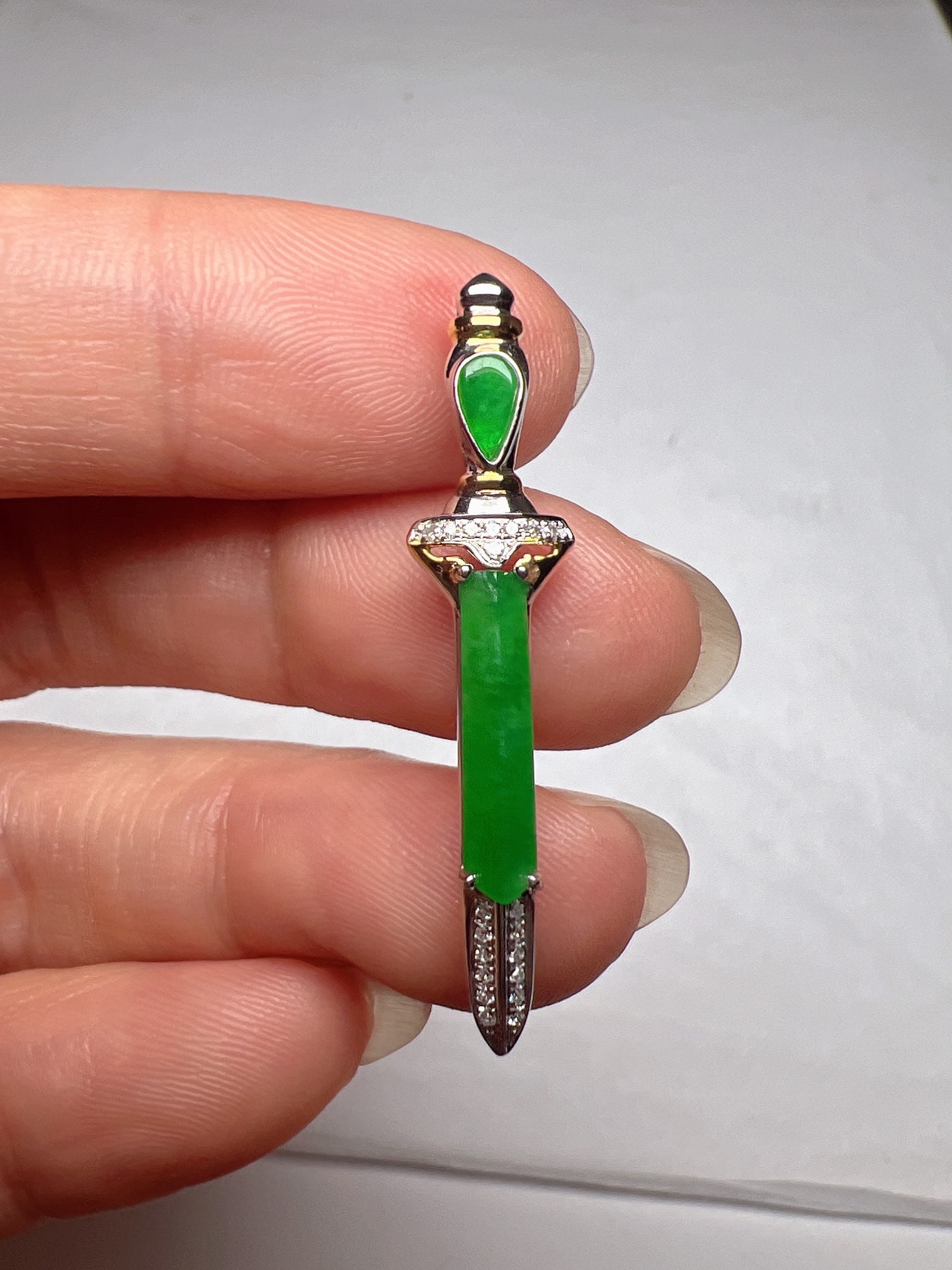 An Exquisite 18k Gold Diamond Inlaid Jadeite Sword Pendant: An Exquisite 18k Gold Diamond Inlaid Jadeite Sword Pendant,Size(Loose Stone):0.6inx0.1in 18k金钻石镶嵌翡翠宝剑吊坠