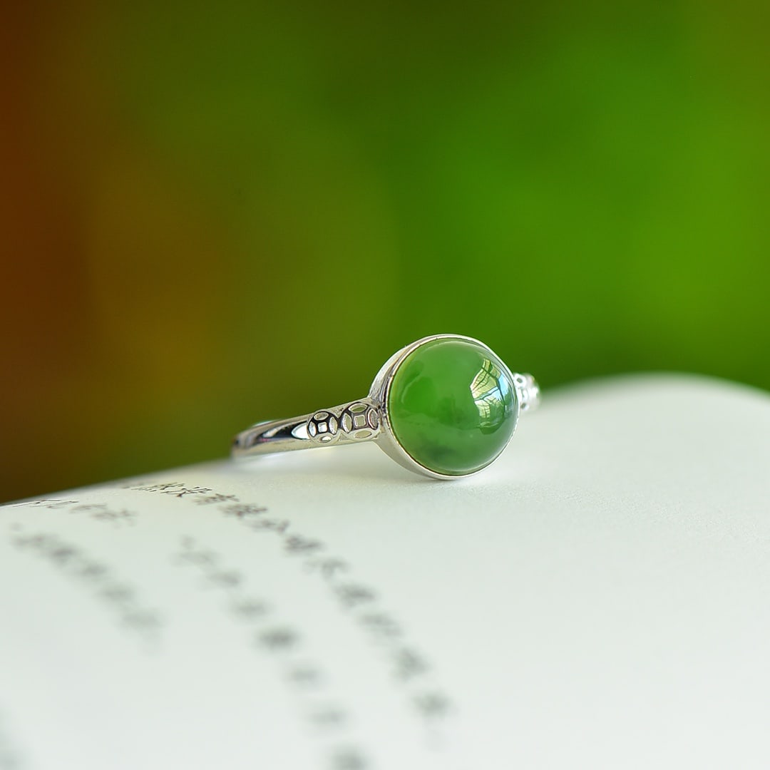 An Exquisite Sterling Silver Inlaid Jasper Ring: An Exquisite Sterling Silver Inlaid Jasper Ring,Size:0.3inx0.3in 纯银镶碧玉戒指
