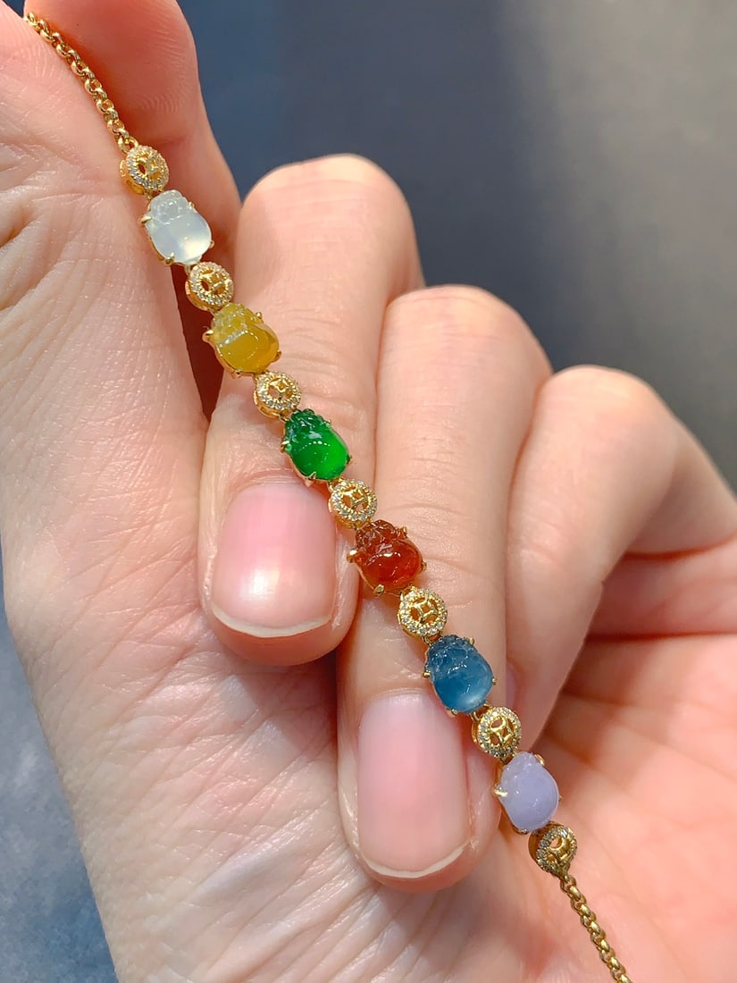 An Exquisite 18k Gold Diamond Inlaid Jadeite Bracelet: An Exquisite 18k Gold Diamond Inlaid Jadeite Bracelet,Size(Loose Stone):0.3inx0.2in 18k金钻镶嵌翡翠手链