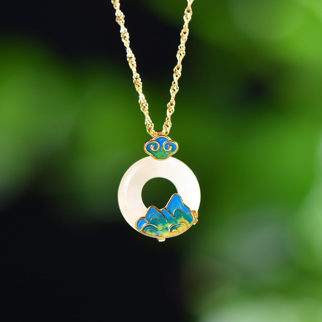 An Exquisite Sterling Silver-Gold Plated Inlaid White Jade Pendant: An Exquisite Sterling Silver-Gold Plated Inlaid White Jade Pendant,Size:0.6inx0.6in 纯银镀金镶白玉吊坠