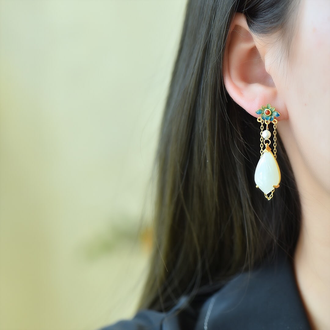 A Pair of Exquisite Sterling Silver-Gold Plated Inlaid White Jade Earrings,Inlaid Pearls: A Pair of Exquisite Sterling Silver-Gold Plated Inlaid White Jade Earrings,Inlaid Pearls