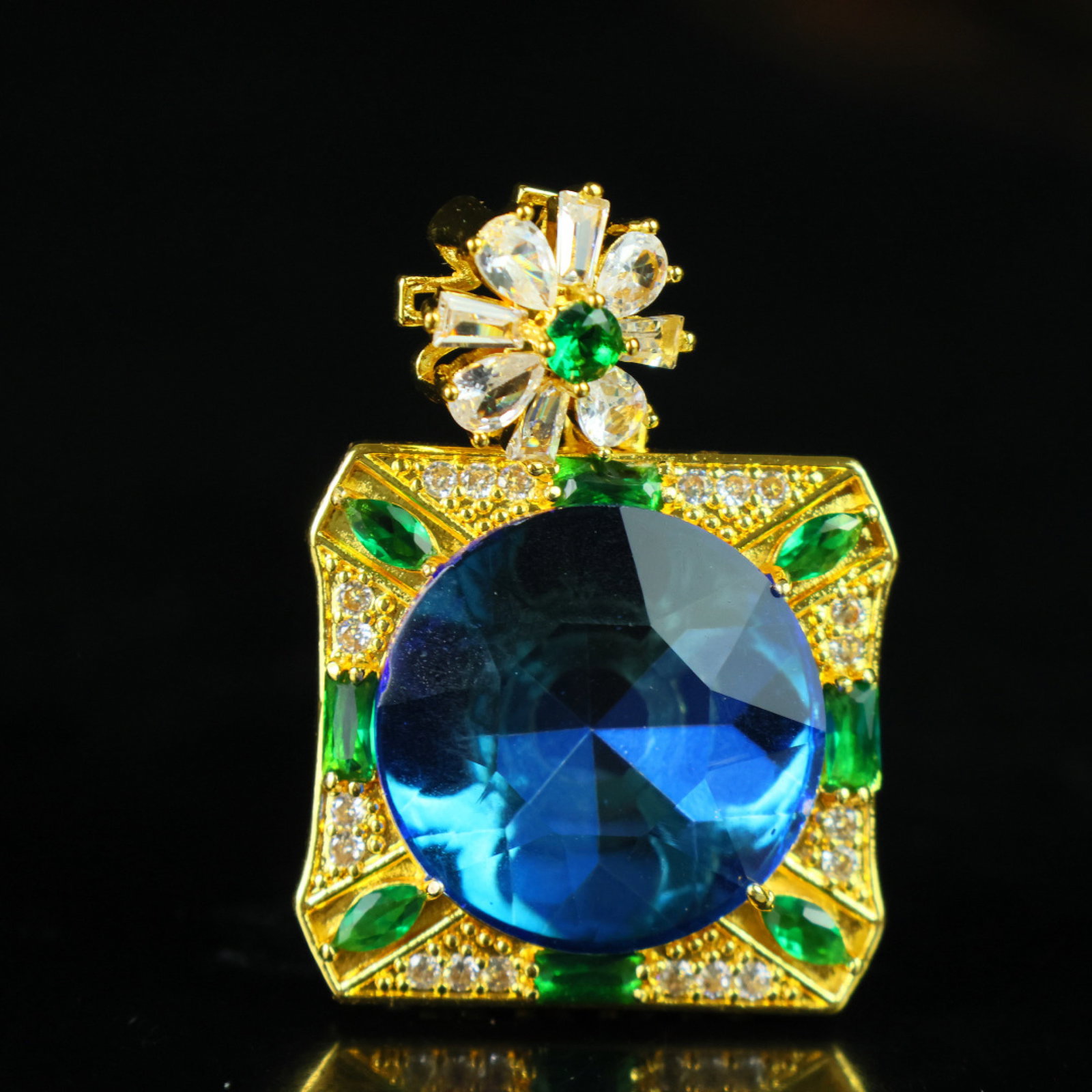 An Exquisite Pendant: An Exquisite Pendant,Size:0.9inx0.5in 一个精美的吊坠