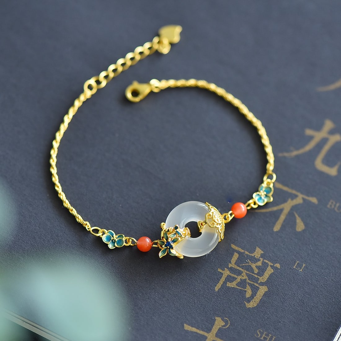 An Exquisite Sterling Silver-Gold Plated Inlaid White Agate Bracelet: An Exquisite Sterling Silver-Gold Plated Inlaid White Agate Bracelet,Size:0.6inx0.6in 纯银镀金镶白玛瑙手链