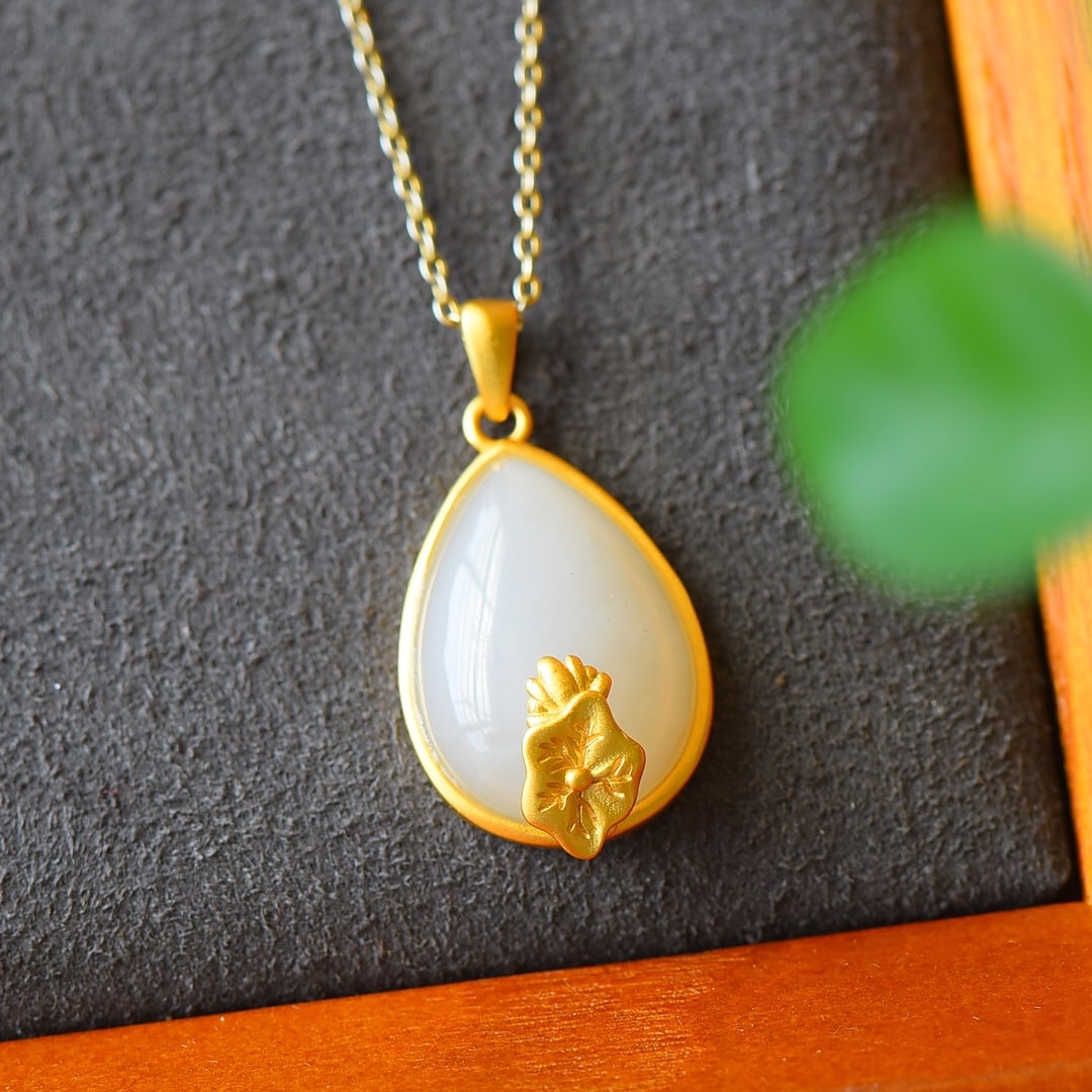An Exquisite Sterling Silver-Gold Plated Inlaid White Jade Necklace: An Exquisite Sterling Silver-Gold Plated Inlaid White Jade Necklace,Size:0.6inx1.1in 纯银镀金镶白玉项链