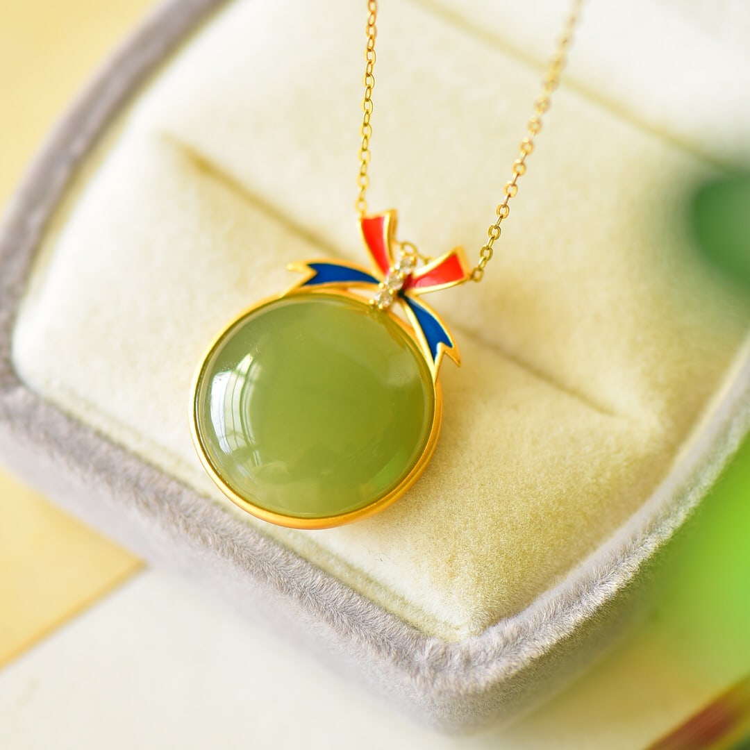 An Exquisite Sterling Silver-Gold Plated Inlaid Green Jade Necklace,Inlaid Diamond: An Exquisite Sterling Silver-Gold Plated Inlaid Green Jade Necklace,Inlaid Diamond,Size:0.8inx1.1in 纯银镀金镶青玉项链,嵌钻石
