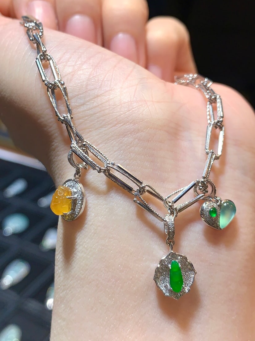 An Exquisite 18k Gold Diamond Inlaid Jadeite Bracelet: An Exquisite 18k Gold Diamond Inlaid Jadeite Bracelet,Size(Loose Stone):0.3inx0.2in,0.3inx0.2inx0.1in 18k金钻镶嵌翡翠手链