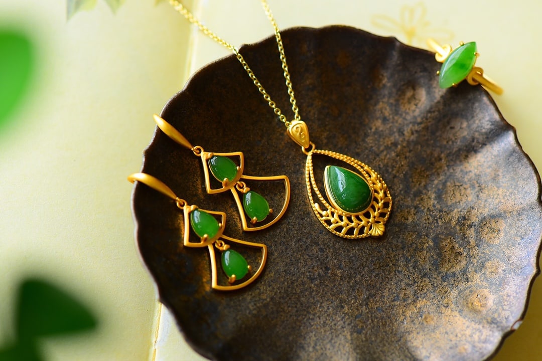 A Set of Fine Sterling Silver-Gold Plated Inlaid Jasper Jewelry: A Set of Fine Sterling Silver-Gold Plated Inlaid Jasper Jewelry,Size:(Necklace)0.7inx1.2in,(Ring)0.2inx0.5in,(Earring)0.6inx1.4in 一套纯银镀金镶碧஍