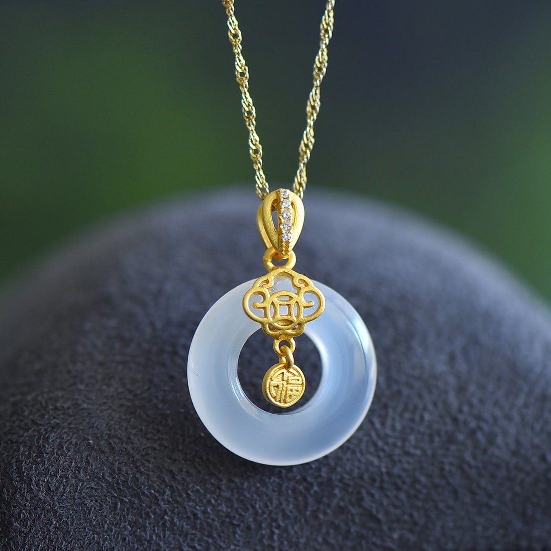 An Exquisite Sterling Silver-Gold Plated Inlaid Agate Pendant: An Exquisite Sterling Silver-Gold Plated Inlaid Agate Pendant,Size:0.7inx0.7in 纯银镀金镶玛瑙吊坠