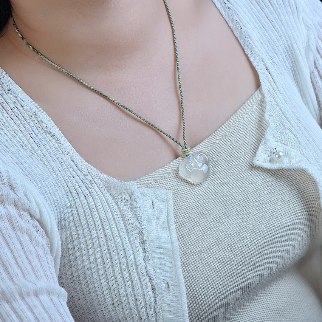 An Exquisite Jadeite Pendant: An Exquisite Jadeite Pendant,Size:0.9inx1.1in 翡翠挂件
